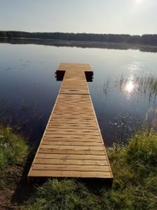 Molemmissa mökeissä oma laituri